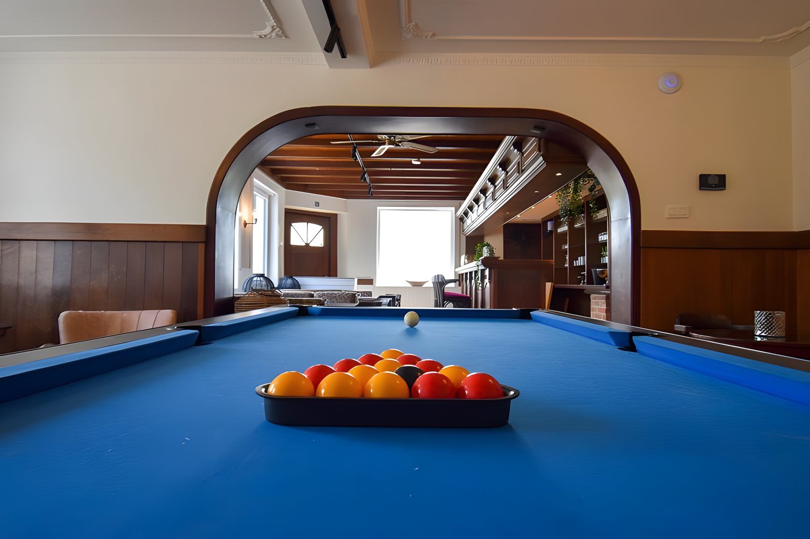 Le billard, avec vue sur le bar