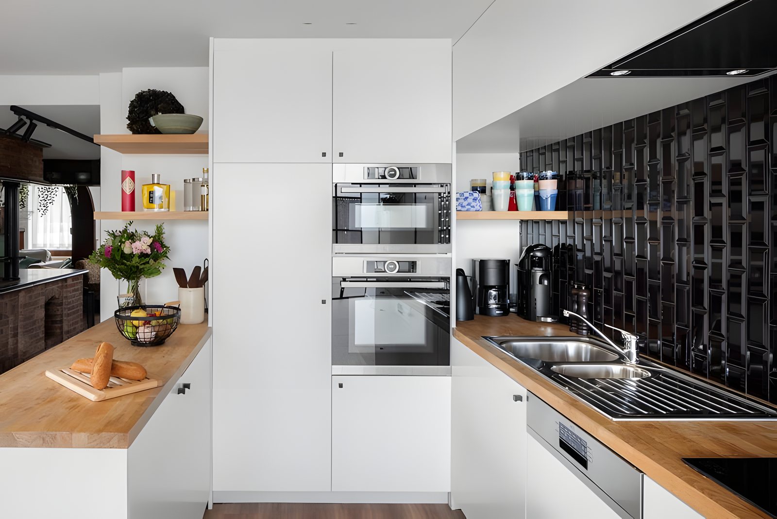 La cuisine : fours et carrelage noir