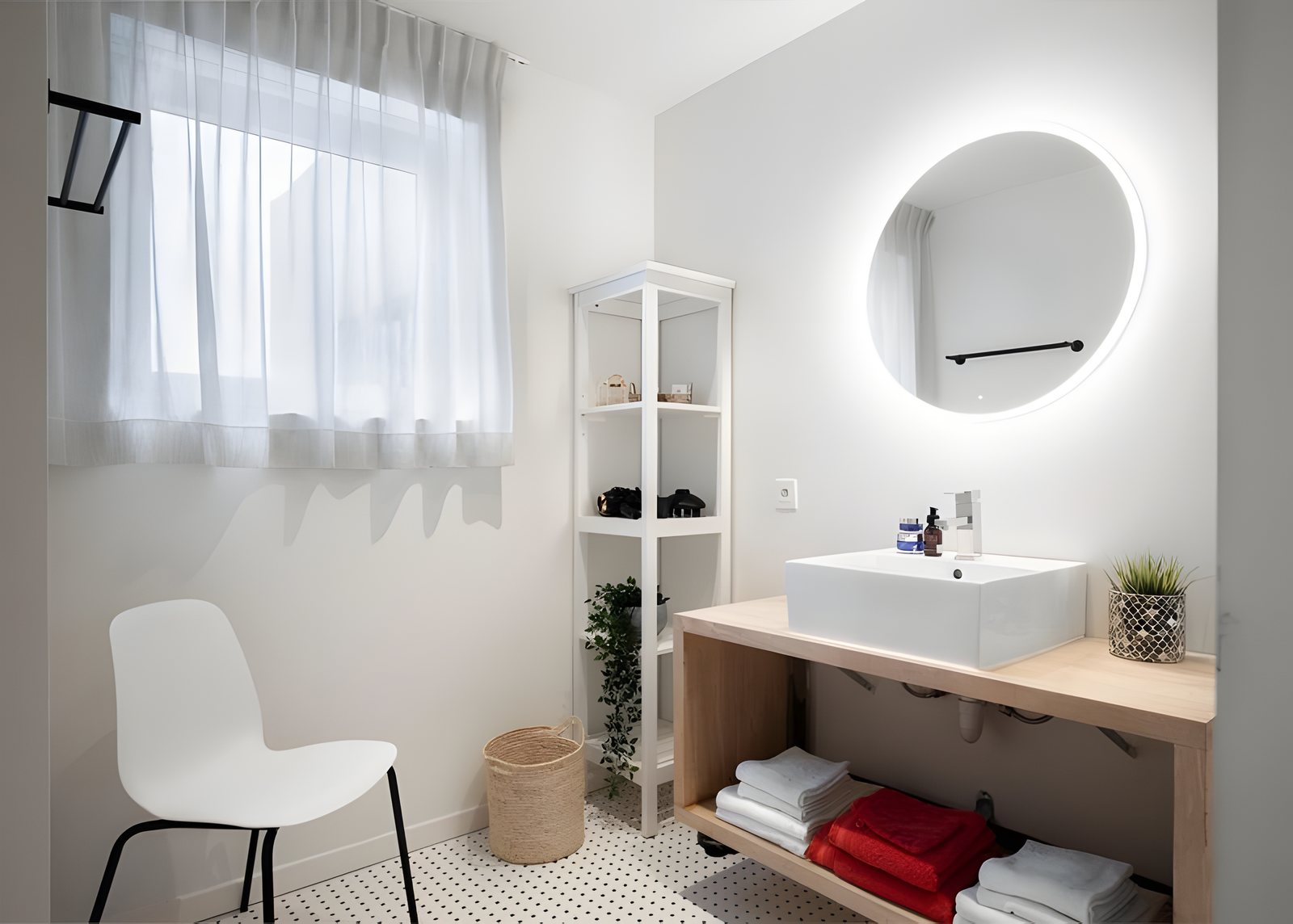 Salle de bains avec miroir rond