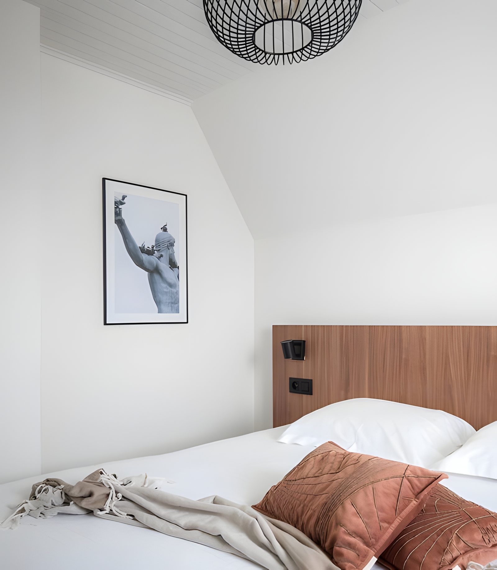 Affiche d’art dans une chambre sous le toit, un clin d’œil à la Triennale Beaufort