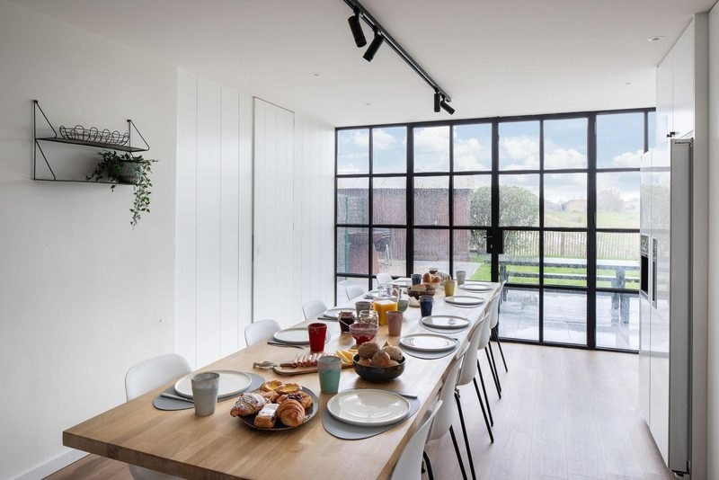 De lange tafel in Guesthouse Beaufort